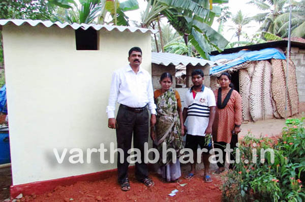 ಗ್ರಾಪಂ ಸದಸ್ಯನಿಂದ ಬಡ ಕುಟುಂಬಕ್ಕೆ ಶೌಚಾಲಯ